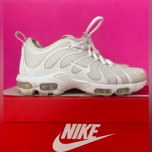 Reflective Women’s Air Max Plus w/ shoe box